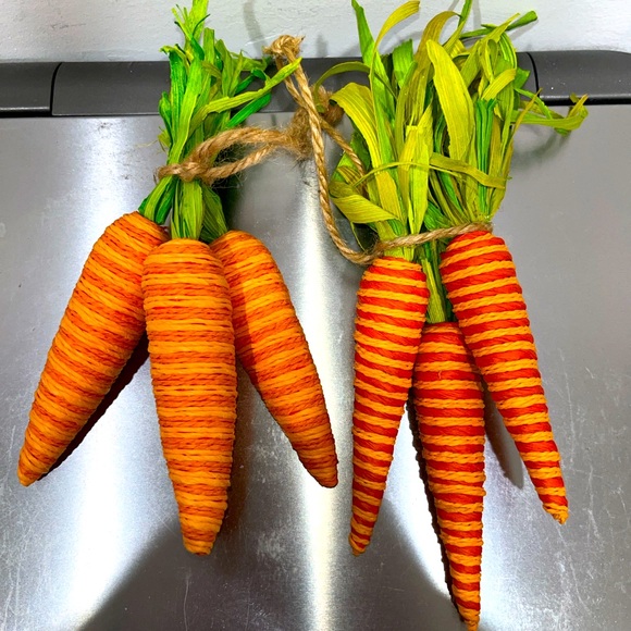2 Bunches of straw carrots - Picture 1 of 3